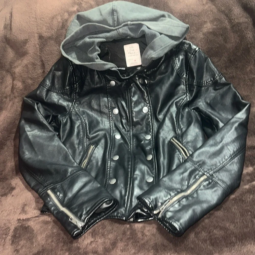 WE THE FREE: FREE PEOPLE BLACK VEGAN LEATHER JACKET WITH HOOD. Women’s Medium. - Picture 1 of 9